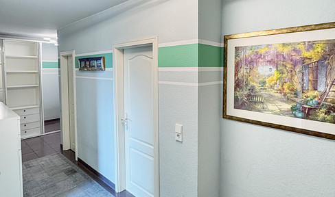 Prime location + balcony + parking space: Spacious 3-room apartment!