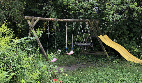 4-Zimmer-Dachgeschosswohnung mit Garten und Parkplatz – frei ab sofort