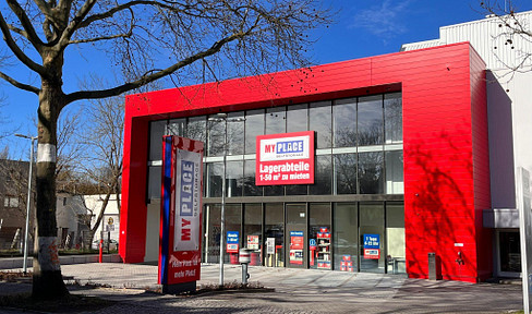 42 square meters of storage space in a prime location with excellent transport links; no commission fees.