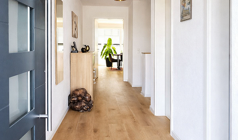 Brand new KfW-55 standard house, built in 2023, with a usable area of 242 m², energy efficiency class B, and utility costs of less than €370.