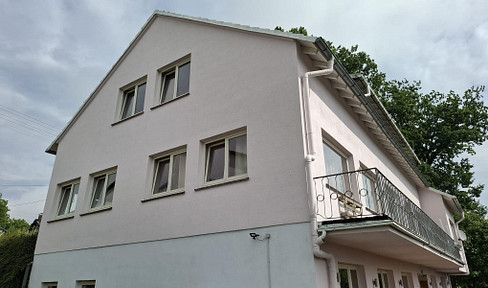 Spacious commercial property with a fully renovated existing building, also suitable for residential use.