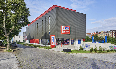 135 square meters of storage space in a prime location with excellent transport links; no commission fees.