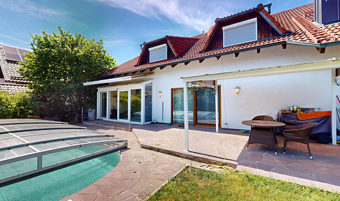 Modernized 5-room ground-floor apartment with a pool and direct access to a garage.