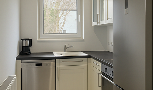 Renovated 3-room maisonette apartment with balcony and fully equipped, in a quiet location.