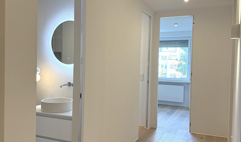 Stylish, completely renovated 3-room apartment with a balcony in Solln – available for the first time, no agency fees.