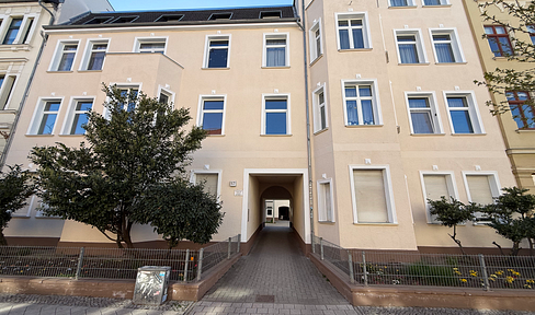 Brand new after renovation! 2-room apartment with a modern fitted kitchen in the popular Stadtfeld-Ost district.