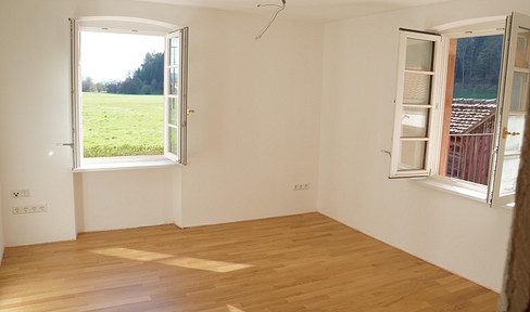 Idyllically located, bright apartment with a view of greenery and a special charm: features a balcony and a fireplace.