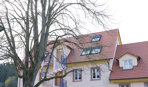 Idyllisch gelegene helle Wohnung mit Ausblick ins Grüne und besonderem Charme: Balkon und Kaminofen