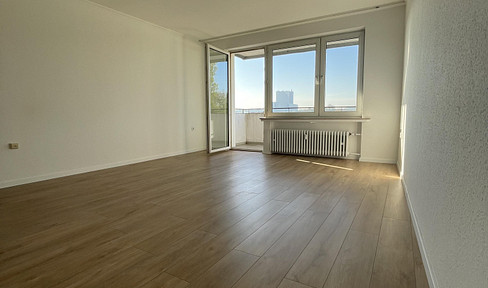Bright 2-room apartment with balcony, available immediately.