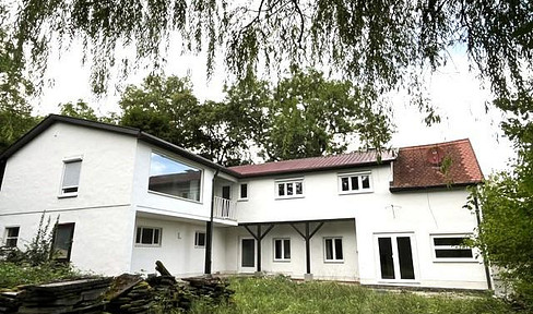 GEM: A quiet, detached house with an adjacent stable and a large garden.