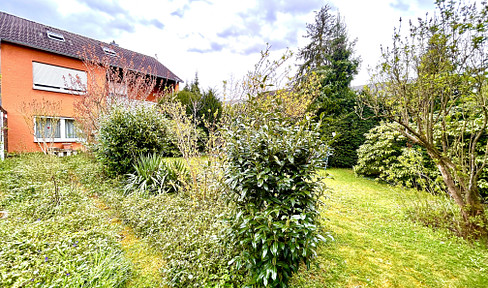 Commission-free! Spacious terraced house with a corner plot in the Niddapark area, in a prime and central residential location.