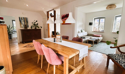 Commission-free: Ready-to-move-in, completely renovated single-family home with an extension, located on the edge of a field.