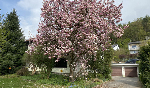 Zweifamilienhaus mit herrlichem Grundstück in ruhiger Lage!