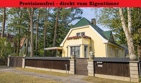 Detached house with a separate studio house and swimming pool - Built in 1990.