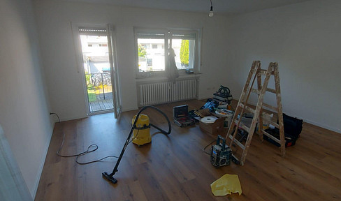 Beautifully renovated 3-room apartment with balcony, and garden access, available immediately.