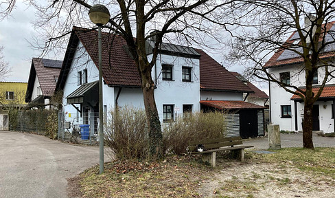 Spacious family home with 5 rooms, privately owned, located in Olching.