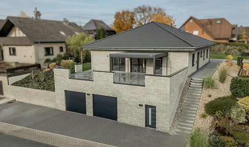 Modern, almost new bungalow in a quiet location.