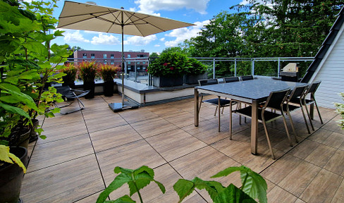 Commission-free: Bright and centrally located penthouse maisonette apartment with a gallery and sun terrace.