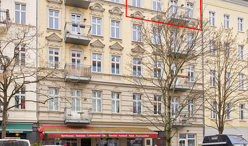 Bright 3-room apartment on the 4th floor with 2 balconies, located in Prenzlauer Berg.