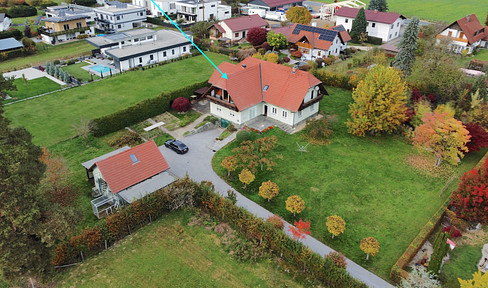 Commission-free: A spacious and private property with its own access road and unobstructed, panoramic views.