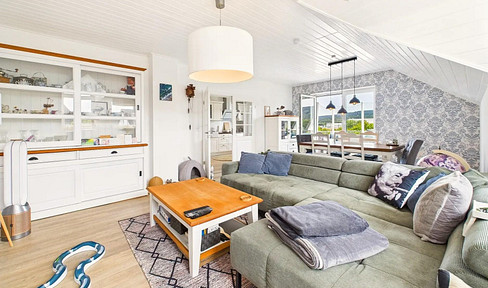 Spacious, renovated 4-room penthouse apartment with a balcony, fitted kitchen, and parking space in Morbach.