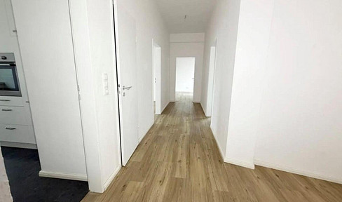 Bright 4-room apartment with balcony, located in a desirable area.
