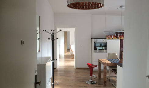 Renovated, modern apartment, fully furnished, with 2 rooms, a fitted kitchen with dining area, a bathtub, and a balcony.