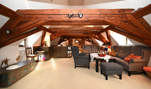 A rare gem in the courtyard of Pyrbaum Castle: Live with historical charm across two floors.