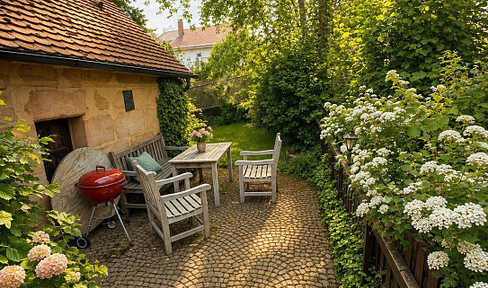 "House within a house" with a small garden in the courtyard of Pyrbaum Castle. *Available for the first time after renovation.*