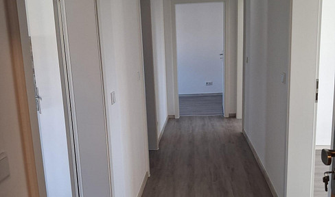 Moderne 3 Zimmer Wohnung mit Badewanne, Balkon und guter Verkehrsanbindung