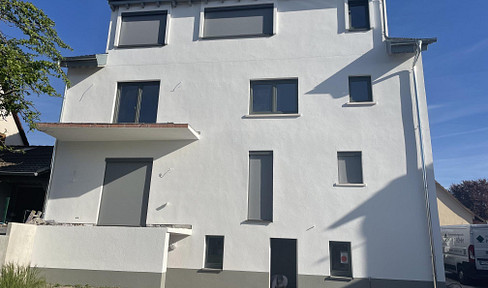 Renovated 3-room attic apartment with parking space and a modern fitted kitchen.