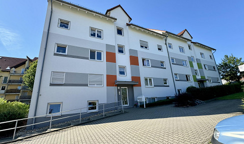 Bright 3-room attic apartment with a balcony and fitted kitchen, located in a quiet and green area in Wilkau-Haßlau.