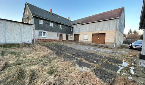 Großharthau, near Dresden: A substantial, large house suitable for renovation or redevelopment, with a large plot of land.