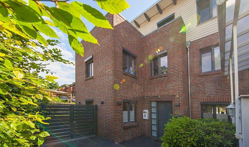 New detached house built in 2008, with six rooms, a fitted kitchen, and a garden, located in Groß Borstel, Hamburg.