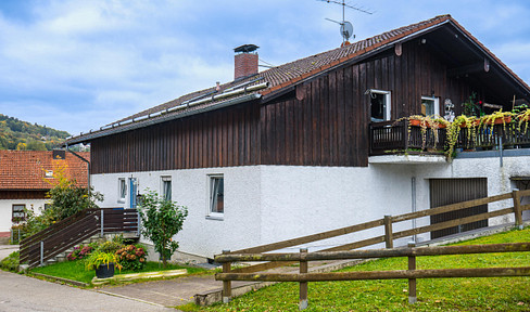 Große Erdeschosswohnung, Kellerräume, Garage, Gartenanteil