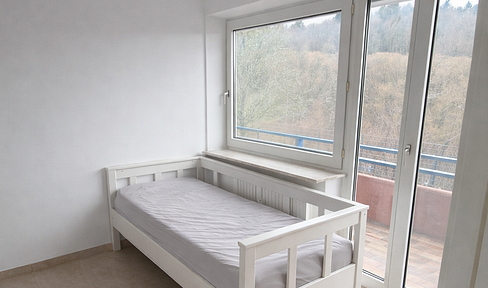 Bright 2-room apartment with balcony and new fitted kitchen – available immediately.