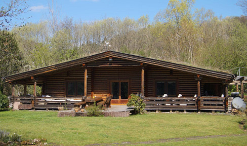 Exklusives Holzblockhaus mit Gästehaus und 8.000qm Grundstück