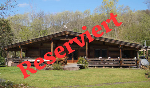 Exklusives Holzblockhaus mit Gästehaus und 8.000qm Grundstück