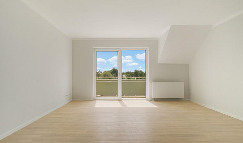 Attractive 4.5-room maisonette apartment with balcony, fitted kitchen, and garage.