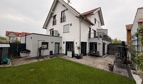 Perfect family home: Modern semi-detached house with a garden, 3 floors, and top-quality features.