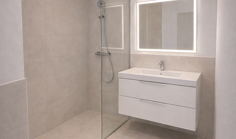 Schwabing: First occupancy after renovation – Bright 2.5-room apartment with balcony, no commission fees.