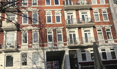 Attractive 4-room apartment with a south-facing balcony, located near the Kellinghusenstraße subway station.