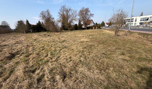 1450 sq m commercial land suitable for a warehouse, office, workshop, or production facility. Direct access to the highway!