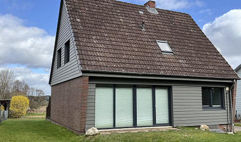 Detached house in Fitzbek - no estate agent fees - located on the edge of a field.