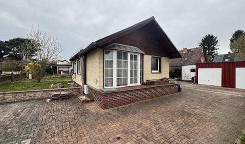 Charming detached house with two garages and a large garden – your new home in Bohnsdorf.