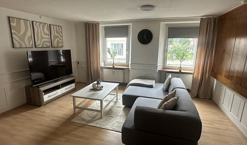 Renovated 3-room apartment in a historic building, located in the city center, including a kitchen.