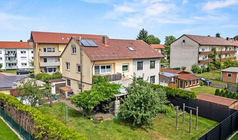 Well-maintained and renovated semi-detached house with a double garage, photovoltaic system, solar thermal system, and insulation.
