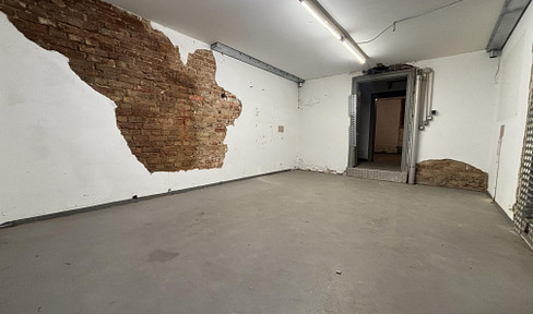 Kreuzberg: Commercial unit with 4 rooms and a bathroom | Suitable for retail, office, medical practice, or studio.