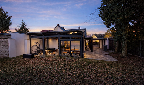Modernized semi-detached house, 180 square meters of living space, large garden, completely renovated in 2023.