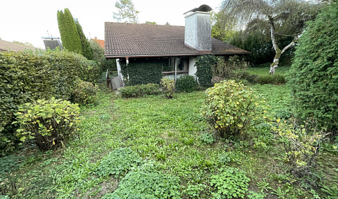 Detached house in Irsee, 127 square meters of living space, built in 1980, situated on a 795 square meter plot of land.